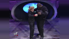 WWE：灰熊兄弟和美女跳舞，马克居然和80岁老太跳