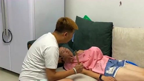 老婆的大肚子消失了，大哥吓的找人来看，回来