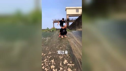 每日爆笑日常：这也太滑了。站都站不住