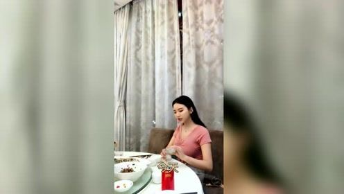 恶搞：美女你这么喝酒，难怪都不醉