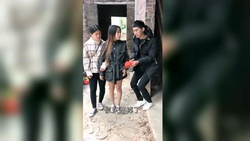 搞笑：美女这善心，真的感动了不少人？？