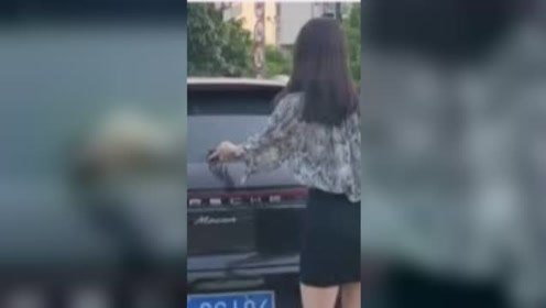 都说男人的车上乱，那你看看美女车上，你就明