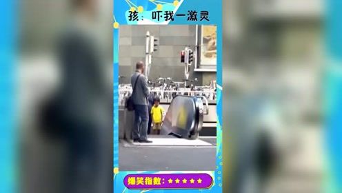 大哥当街恶搞路人，捶X顿足惹人注意，太搞笑了