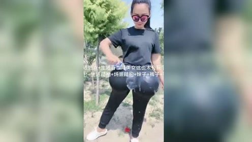 美女这么被恶搞，还能笑得这么开心，这男朋友