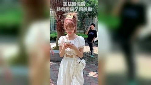 搞笑：美女被偷袭，没想到一个回手掏