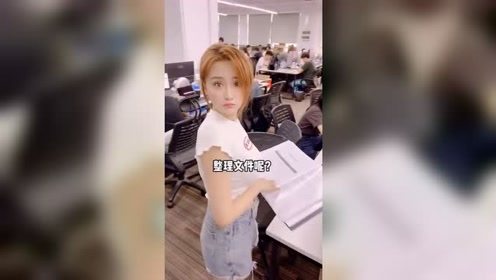 小伙恶搞美女秘书，让她体验一下在线放屁的感