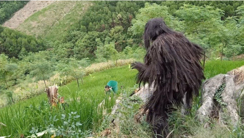 小伙恶搞！美女正在干农活，小伙假扮野人出现