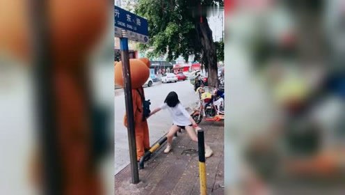 街头偶遇网红熊，竟被美女这样恶搞，小“熊”