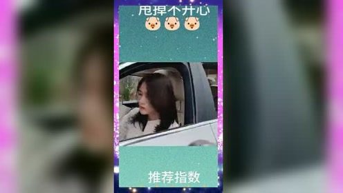 美女一直学不会倒车，谁知教练直接亲自上手，