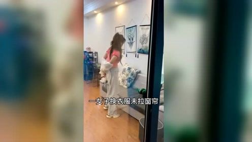 智商不够，搞笑来凑！帅哥偷看美女被抓住，结