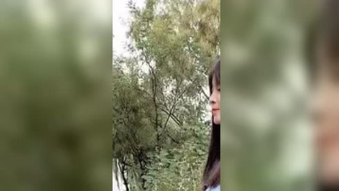 小哥真的太奇葩了，看美女没有穿鞋，居然把她