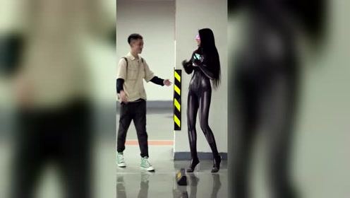 这就是黑寡妇吗？美女穿着这种衣服恶搞男朋友