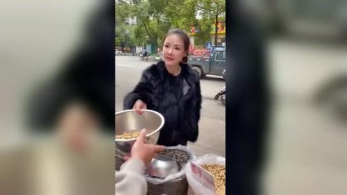 美女竟这样买花生：这看着也太搞笑了吧！