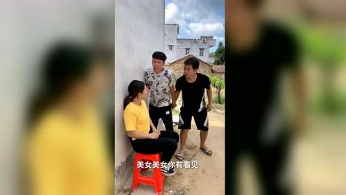 美女以为自己做了件好事，其实别人都在帮她，