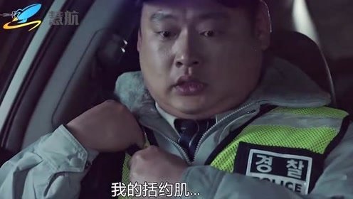 警官着急上厕所，小伙却还在路边载美女回家，