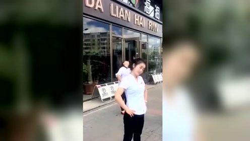 实拍朝鲜美女广场舞，在中国，这地盘是属于大