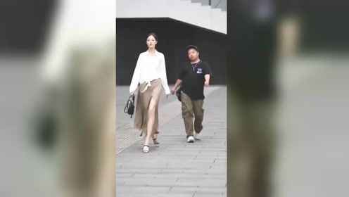 哈哈哈，这个街拍亮点似乎不是美女