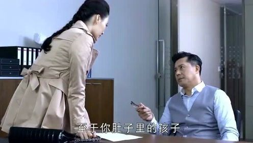 美女跟老总分手，没钱了却找上门，坐在桌上就