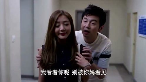 美女喝醉了想要主动亲男友，哪料准婆婆突然来