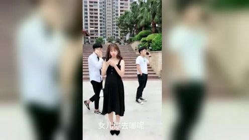 美女给爸爸打电话，旁边的小伙却给女儿打电话