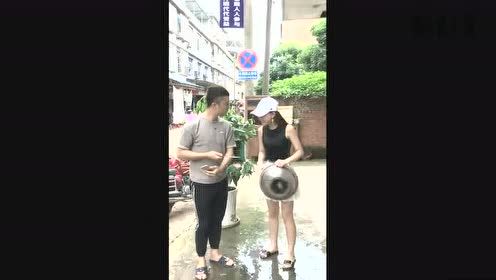 美女恶搞遭遇反套路！认栽了吧！