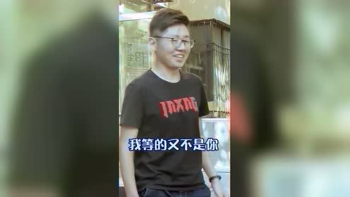 美女恶搞路人这下尴尬了