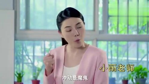 轻松一刻：美女老师不小心坐胶水上，尴尬地跑