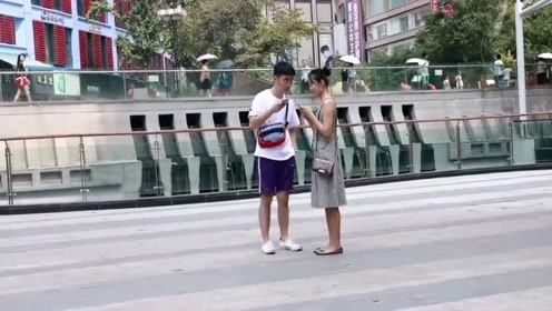 街头恶搞，搭讪美女要微信，没想到只是骗点赞