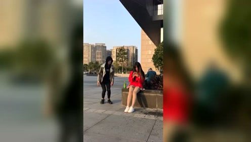 街头恶搞美女系列，妹子这次真是吓的不轻啊