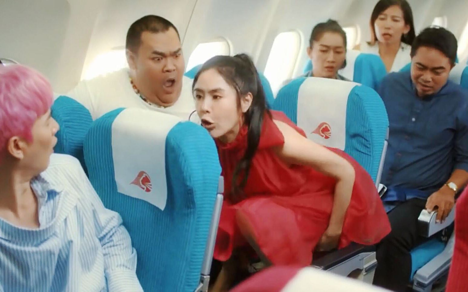 喜剧片：美女第一次坐飞机，突然肚子窜稀，最