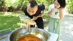 用勺子吃面条，没想高手小伙竟自带超大漏勺，