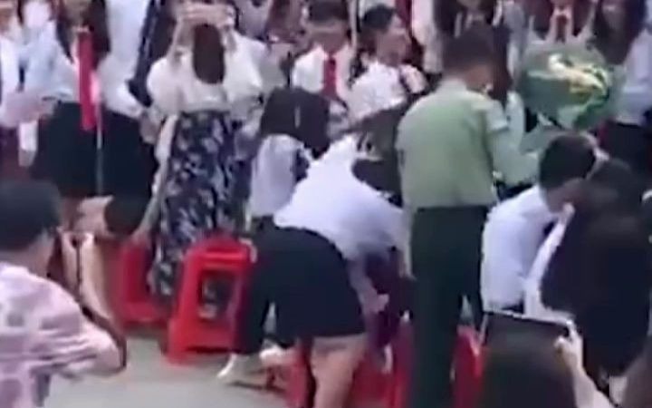 女友毕业退伍军人返校告白，女生：每天都告白