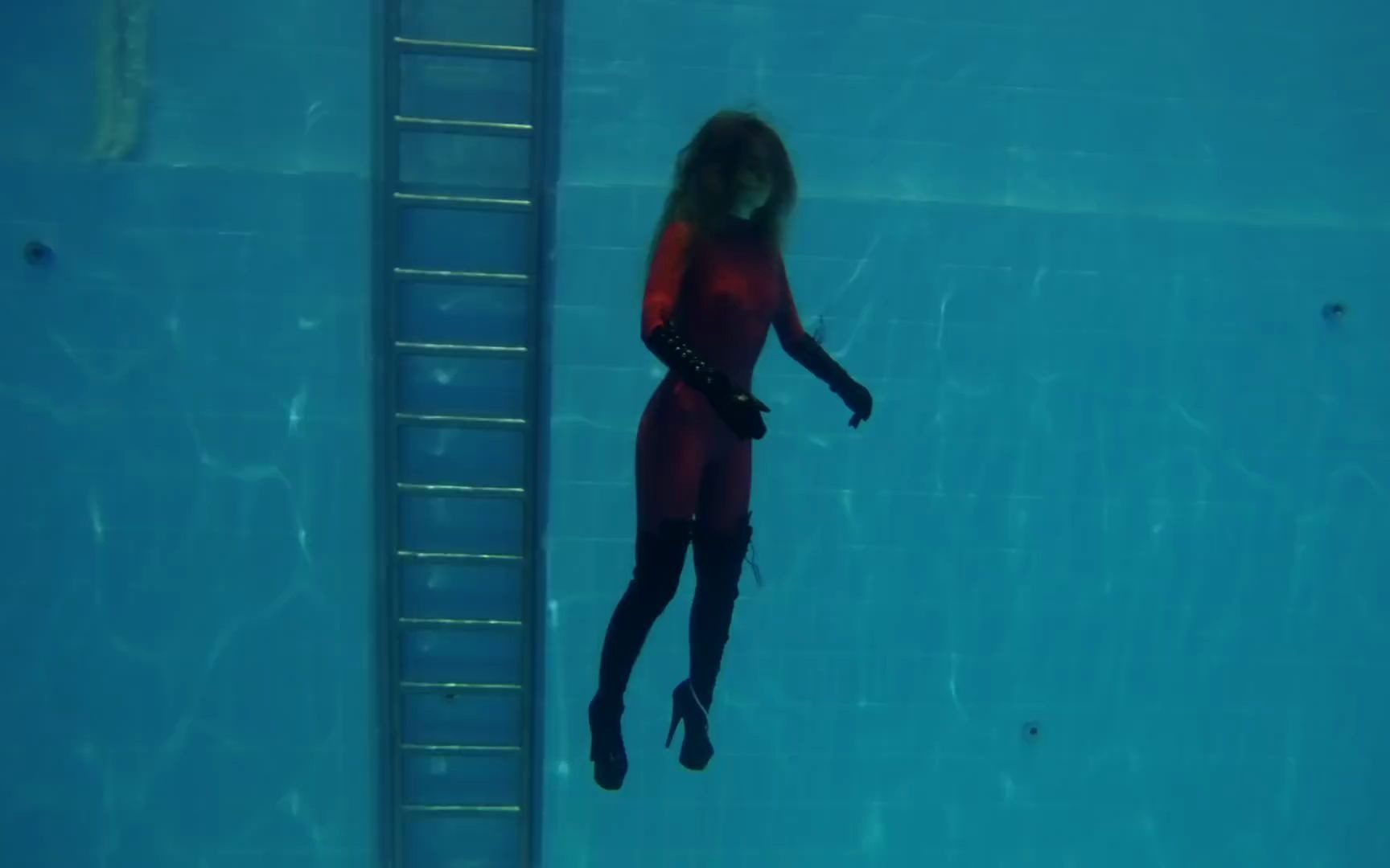 潜水练习104（美女穿红色潜水服水下尬舞
