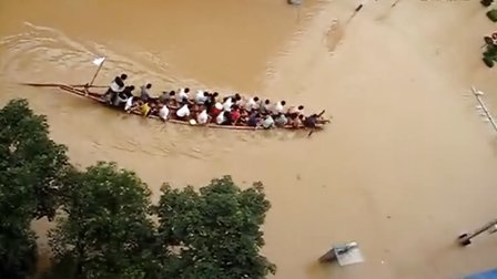 【拍客视界】暴雨中的众生态          划船飞艇任