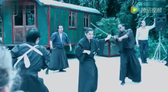 巴黎日本武士的滑稽武术表演，很有趣，很搞笑