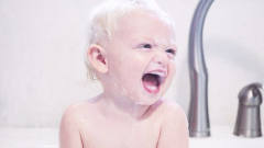 1岁娃自己偷偷洗澡，不料被老爸撞见了，下一秒