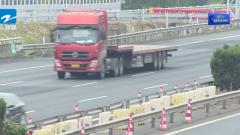 匝道违停看路牌、违规变道  高速路上囧事一箩筐