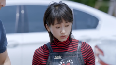 大叔开车被美女追尾，不料美女竟说是溜车，接